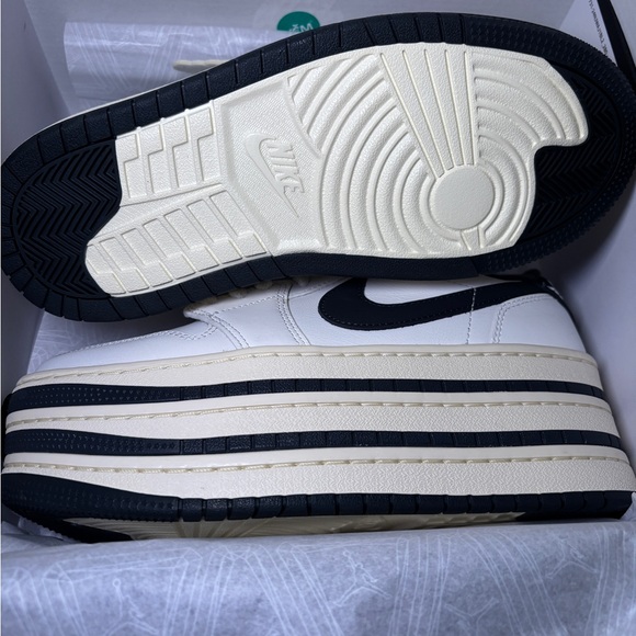 Jordan 1 Triple Stack - Picture 4 of 6